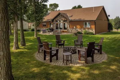Image de Home With Two Docks- A Protected Channel, Boat Ramp, Water Toys, Games & More!
