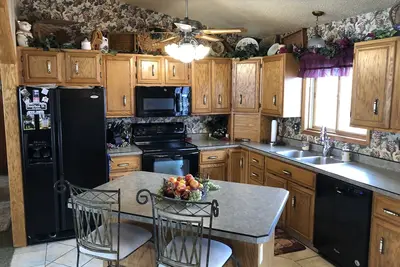 Image de Spacious home, large deck with beautiful views in the heart of the Black Hills