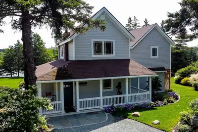 Image de Elegant oceanfront home on Bass Harbor close to Acadia National Park