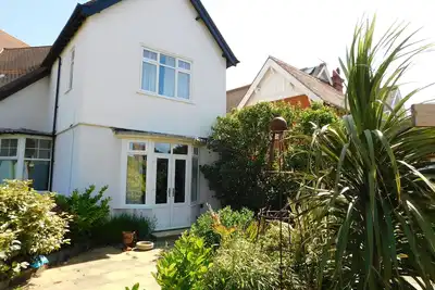 Image de 1 Queens Cottage - a ground floor apartment that sleeps 4 guests in 2 bedrooms