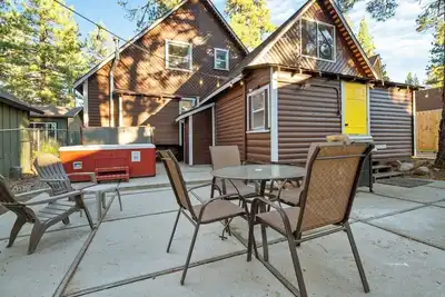 Image de Bearadise • Spa • Gameroom • Walk to Lake • Fenced