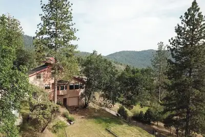Image de Bass Lake Heights - retreat with a million-dollar view and gateway to Yosemite.