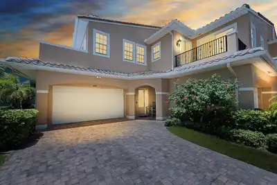Image de Beachside 5 Bedroom with 2 living rooms, game room & yard game space