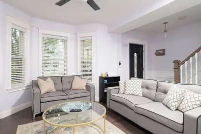Image de Unique & Modern 6 Bedroom Home close to Boston, Free Parking, Yard, 2 Units!