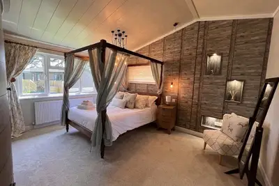 Image de Romantique-Lodge-Salle de bain et douche-Vue sur le bois