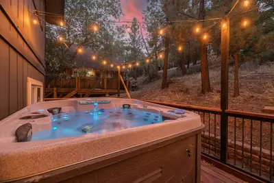 Image de Modern Moonridge Manor - Close to Slopes, Modern, Hot Tub, Fireplace, Deck
