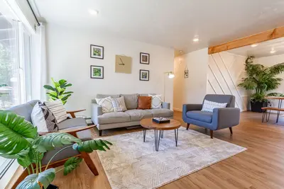 Image de A serene, blissful home w/ a spacious backyard