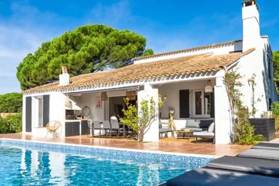 Image de maison provençale classé 4 étoiles  avec grande piscine rénovation juin 2021