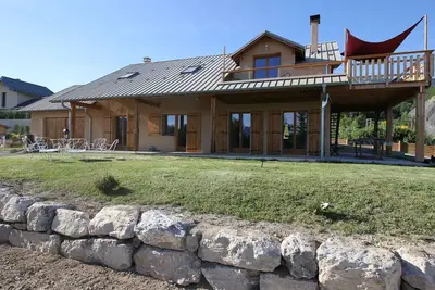 Image de Maison entre lac et montagnes, proche des stations