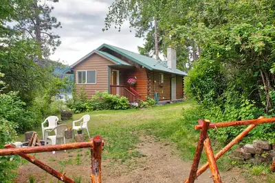 Image de Cozy & Relaxing Cabin W\/ Paddle Boat, Canoe, Paddle Boards, Firepit and more!