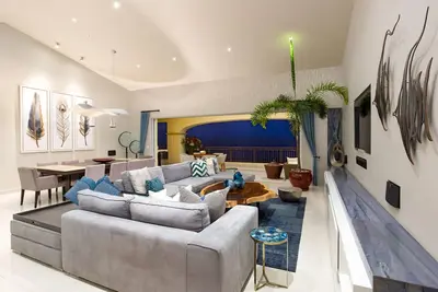 Image de Top Location! \nCasa Mangata: Luxurious Beachfront Penthouse With Private Rooftop!