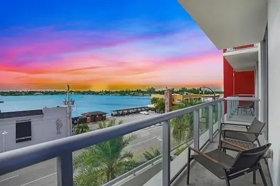Image de Luxury Waterfront Condo w/ Stunning Sunset View-Cs36