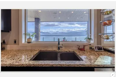Image de Full house with hot tub, amazing lake views, close to wineries! !