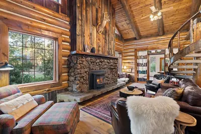 Image de 4, 100 sf Luxe Log Cabin on the Creek. - 2 ensuites, Kid Friendly, Ac, Slps 18