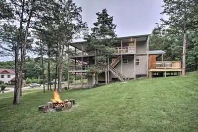 Image de Lakeside Blue Eye Escape w/ Game Room & Hot Tub!