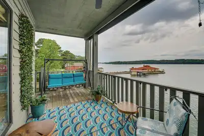 Image de Lake-View Balcony: Hot Springs Penthouse!