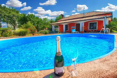 Image de Villa avec piscine et aire de jeux pour enfants