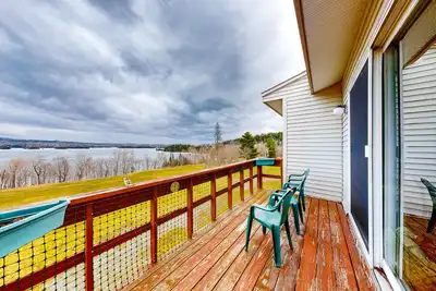 Image de Fun-Filled Lakehouse w/Private Balcony, Free WiFi, Private W/D - Steps to Beach