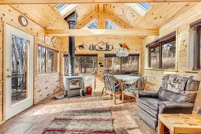 Image de Secluded Dog-Friendly Home w\/Private Hot Tub, Deck, Gas Grill, Free WiFi, Stove