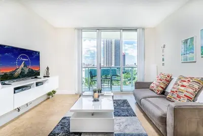 Image de Charming High-Floor Condo at The Tides - Cs54