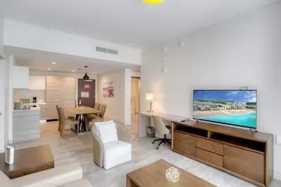 Image de Luxury Ocean Breeze Condo W/ Balcony at Ch-Cs22