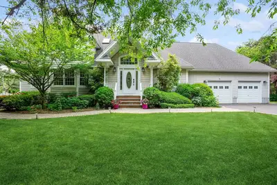 Relaxing Hamptons Oasis