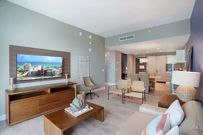 Image de Luxury One Bedroom W/ Den and Partial Ocean View-Cs21