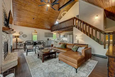 Image de Family Friendly! Mtn Views, Fire Pit, New Hot Tub, Game Room - Golden Tee! !