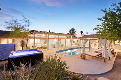 Image de 🌵Casa Coyoacan w\/Pool, Hot Tub, Cabana Beds, Fire Pit & Way More! 🌵