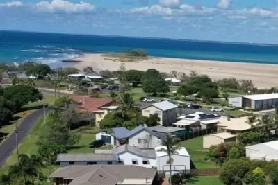 Image de Indoor/outdoor pet-friendly beach house next to world-class beach and river.