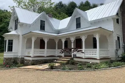 Image de 1878 Victorian Farmhouse Near Asheville on 80 Acres