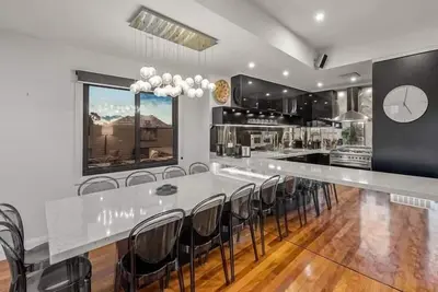 Image de StayCentral - Moonee Ponds Penthouse - Mount Alexander Rd, Moonee Ponds - 3 Bedrooms, 4 Beds, 2 Bathrooms, 2 secure undercover parking spot.