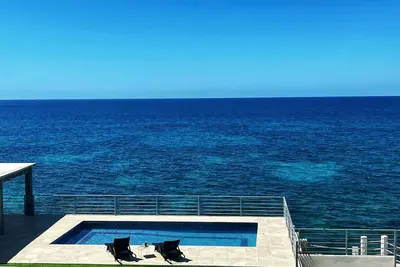 Image de Luxury 4 Bedroom Oceanfront Villa