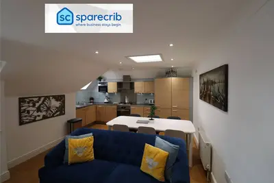 Image de Addlestone - Spacious - Two Bedroom (Two Bathroom) Apartment