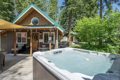 Image de Lil Bigfoot Chalet-Cozy Couples Retreat, Hot Tub