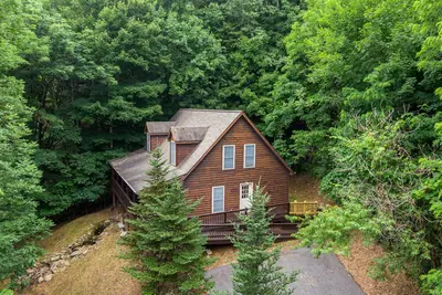 Image de Adventure Awaits is located a 3, 800 feet in elevation with hot tub and pretty views! Pet friendly!