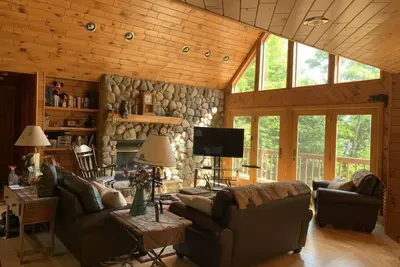Image de Alpine Haus - Large Recreational and Fishing Lake