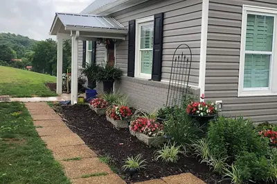 Image de 1912 Farmhouse has large, covered porch & fire pit! Near Casino & The Pinnacle