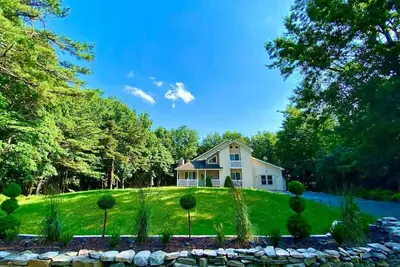 Image de Intimate Getaway in Heart of the Poconos W/Jacuzzy!