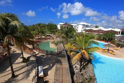 Image de studio avec plage et piscine privative