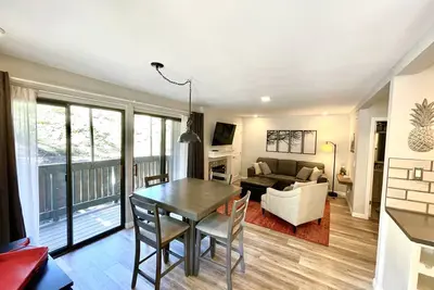 Image de Walk to Village-Luxury studio with heated floors throughout-You deserve this!