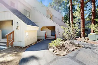 Image de Charming & classic condo with WiFi, gas fireplace, full kitchen, & deck