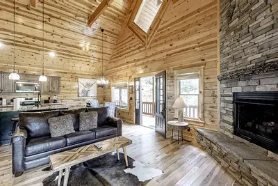 Image de Charming Mountain Cabin w/ Free Attraction Tickets, Hot Tub, Balcony, & Grill