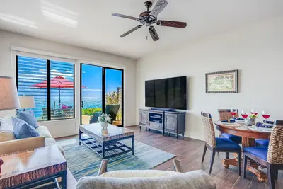 Image de Snowbird-friendly oceanfront condo with heated pool, lanai, and amazing views