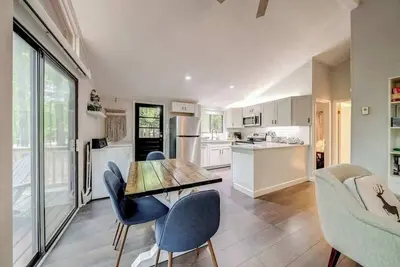Image de Cozy w Fireplace, Fire Pit, Wifi & Pool Access