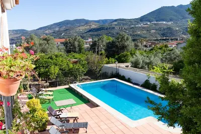 Image de Belle maison avec terrasse, piscine privée