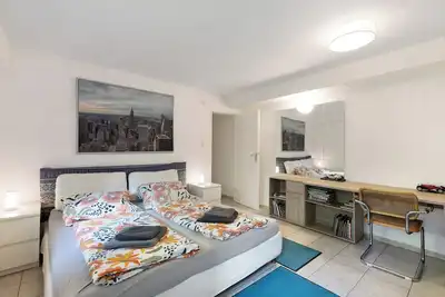 Image de Messe Apartment Berlin\" accueillant les animaux domestiques avec jardin, terrasse et Wi-Fi