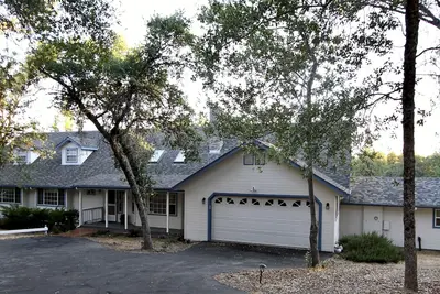 Image de Peace and Tranquility in Park-like Home - Oakhurst