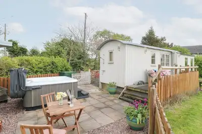 Image de Shepherds Hut, pet friendly, with hot tub in Rugeley