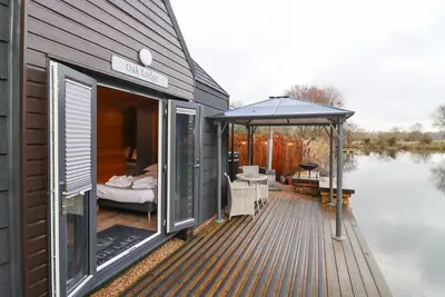 Image de Oak Lodge At Bridge Lake Farm & Fishery, romantic in Chacombe